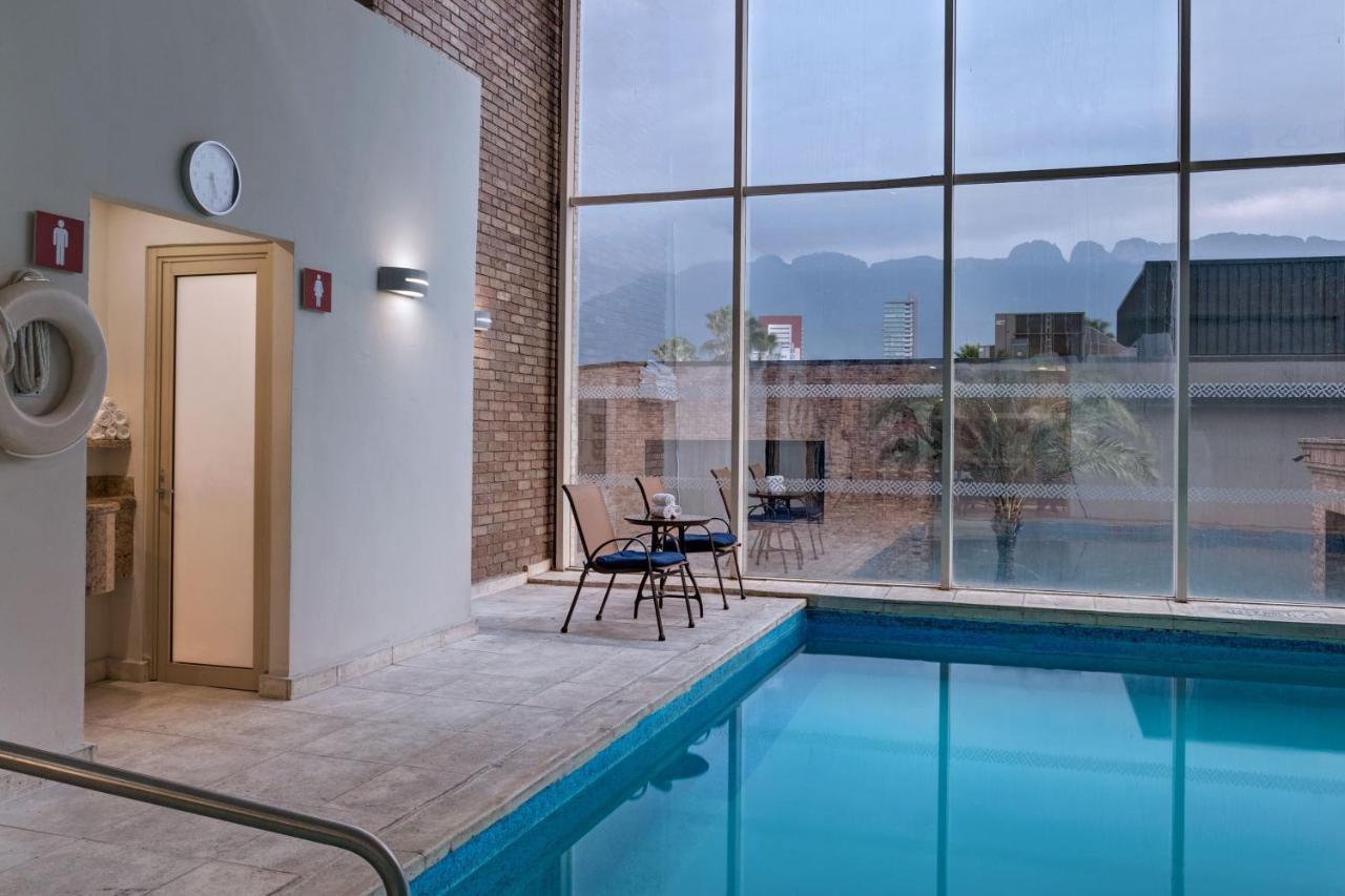 Four Points By Sheraton Galerias Monterrey Exterior photo The swimming pool at the hotel