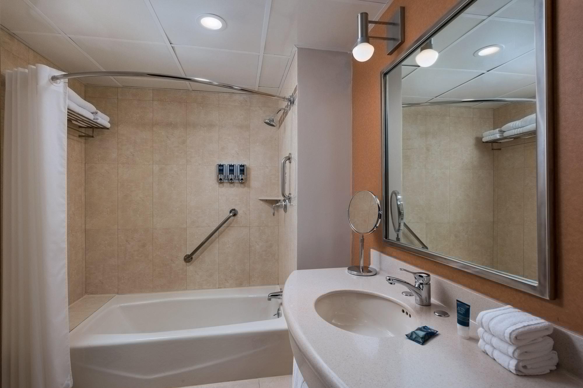 Four Points By Sheraton Galerias Monterrey Exterior photo A bathroom in a hotel