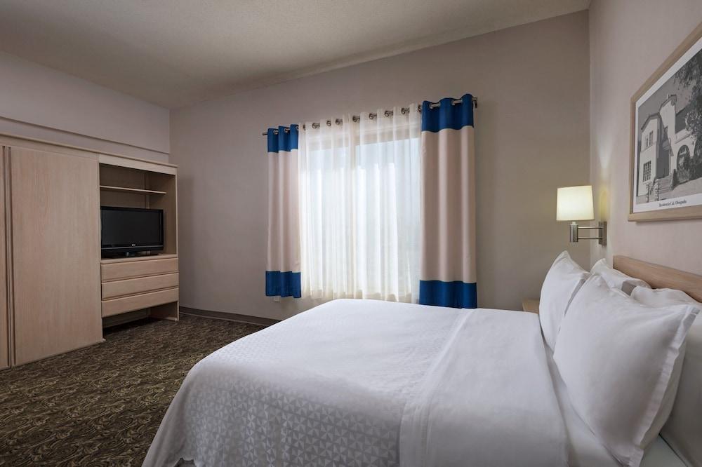 Four Points By Sheraton Galerias Monterrey Exterior photo A bedroom at the Hilton Garden Inn in San Francisco