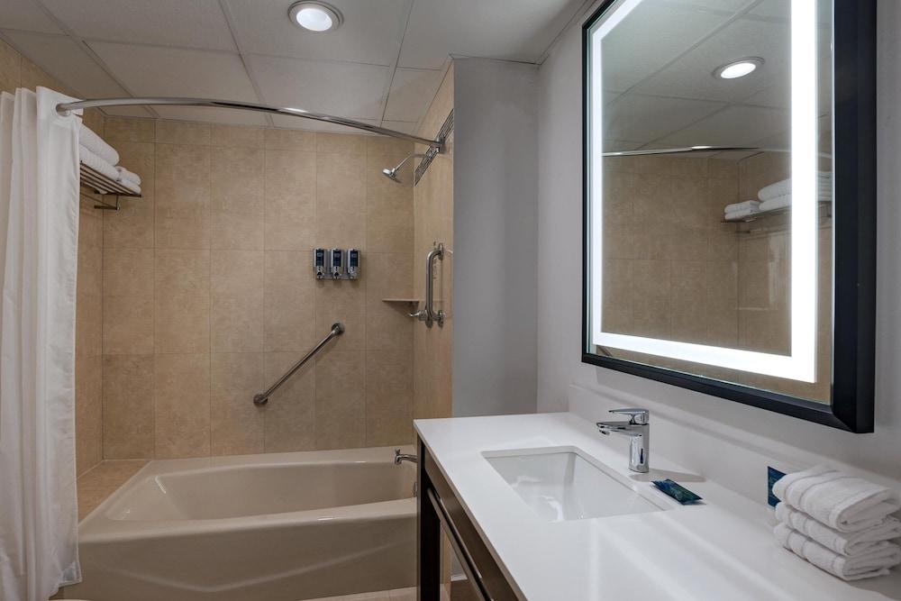 Four Points By Sheraton Galerias Monterrey Exterior photo Bathroom