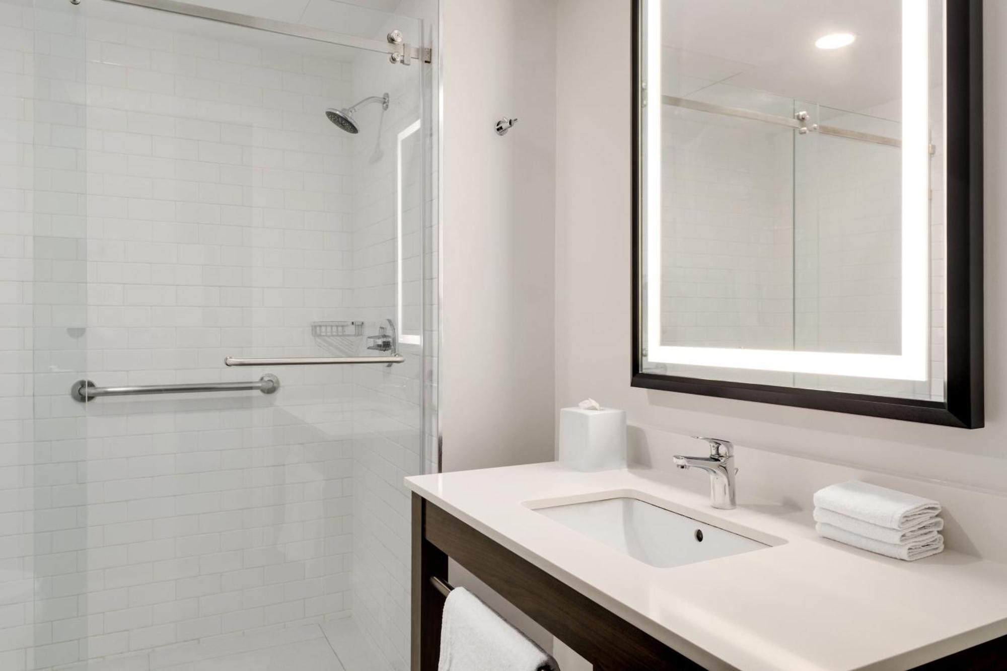 Four Points By Sheraton Galerias Monterrey Exterior photo A bathroom in a Hilton Garden Inn