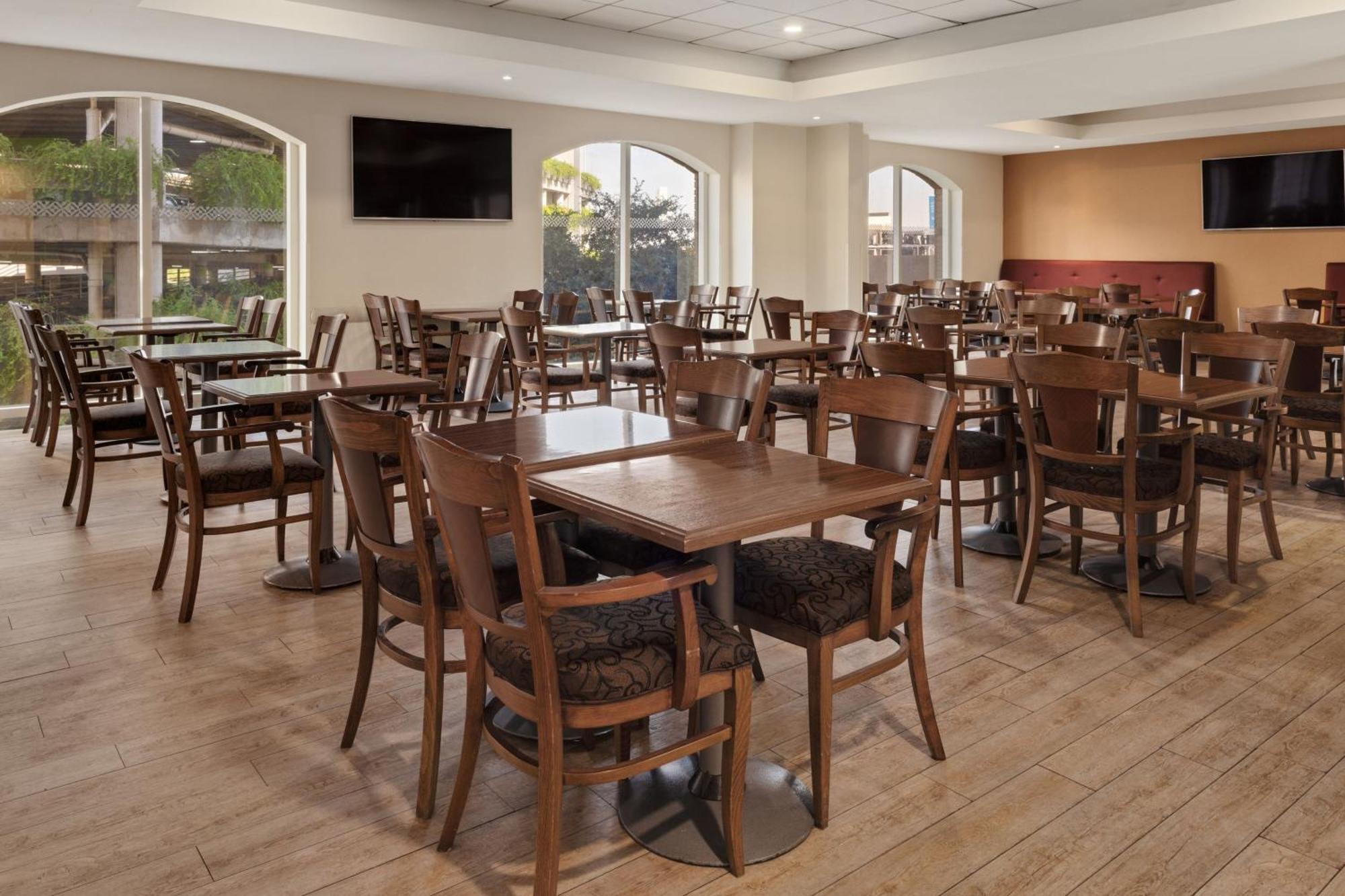 Four Points By Sheraton Galerias Monterrey Exterior photo The dining room at the hotel