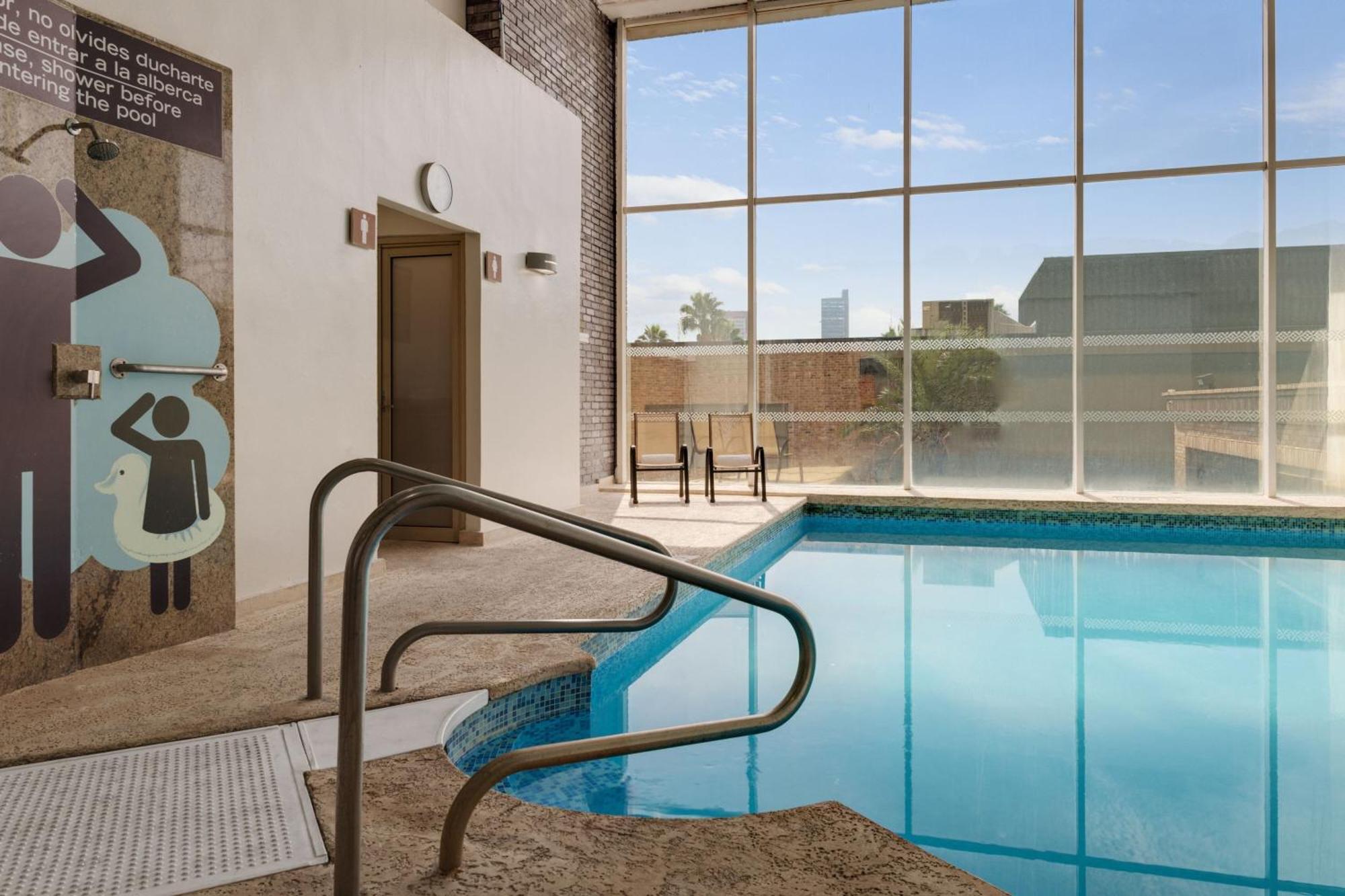 Four Points By Sheraton Galerias Monterrey Exterior photo The pool at the hotel