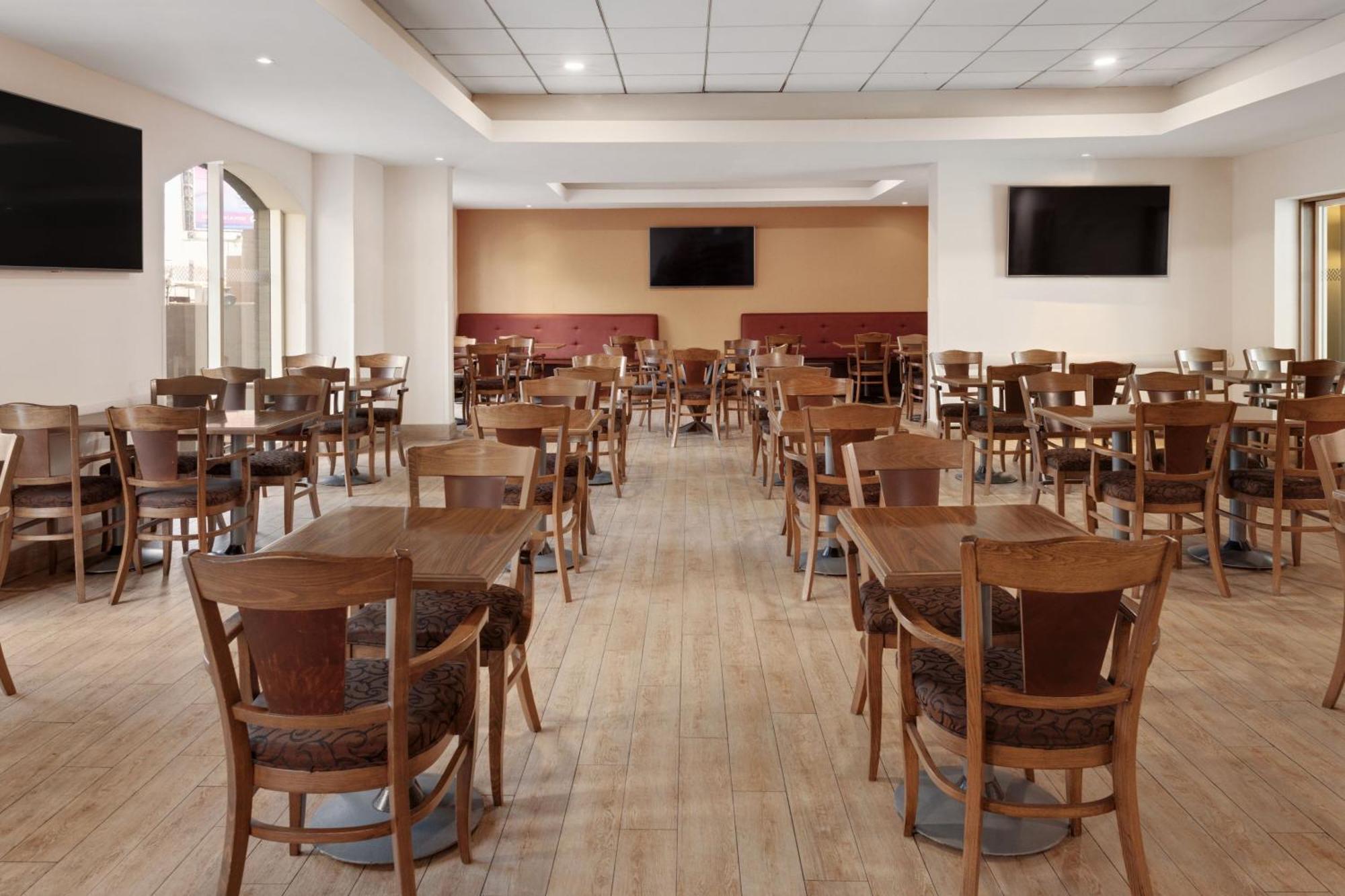 Four Points By Sheraton Galerias Monterrey Exterior photo The dining room at the 2012 Olympic Village