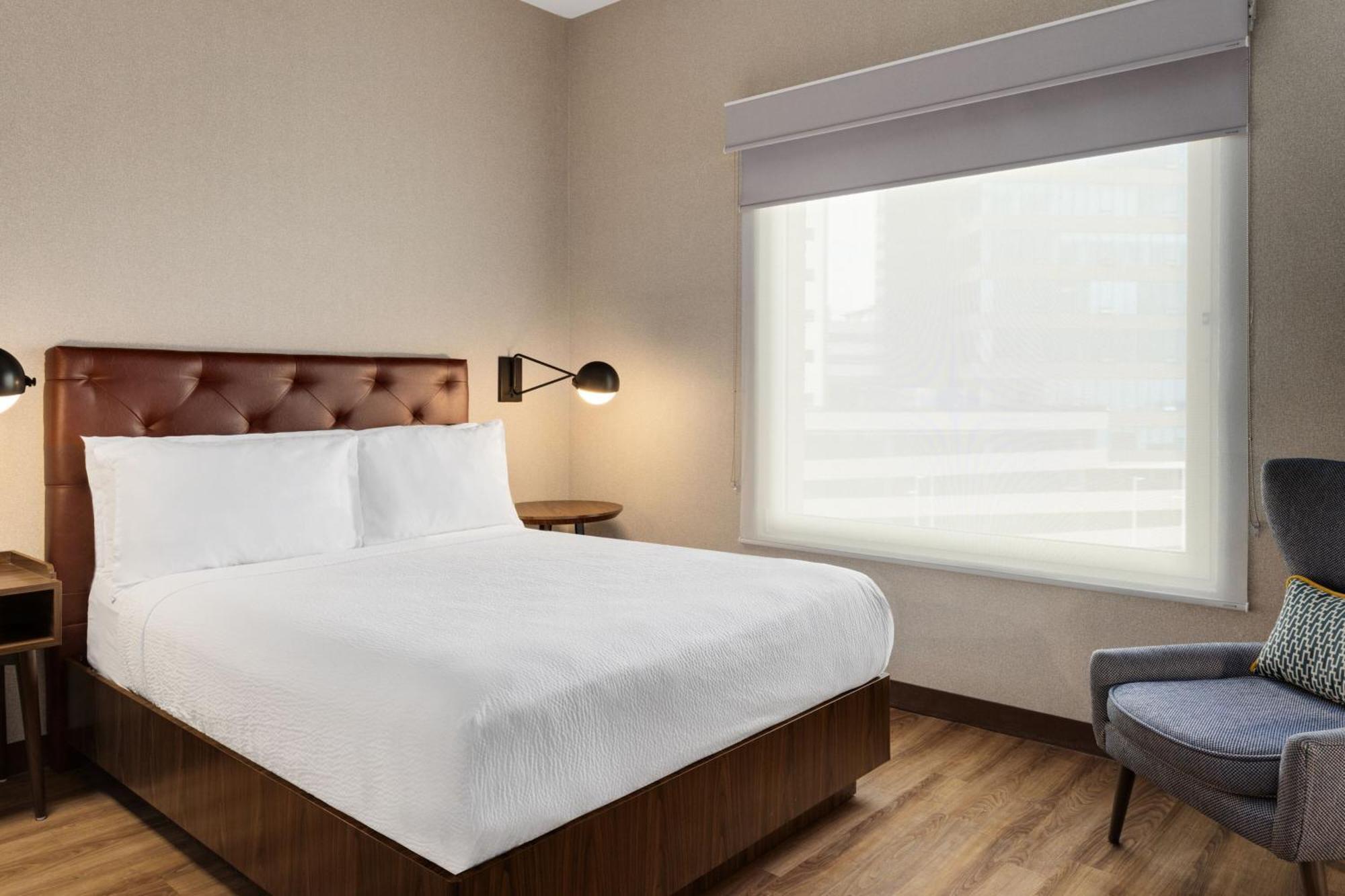 Four Points By Sheraton Galerias Monterrey Exterior photo A bedroom at the Hotel Commonwealth