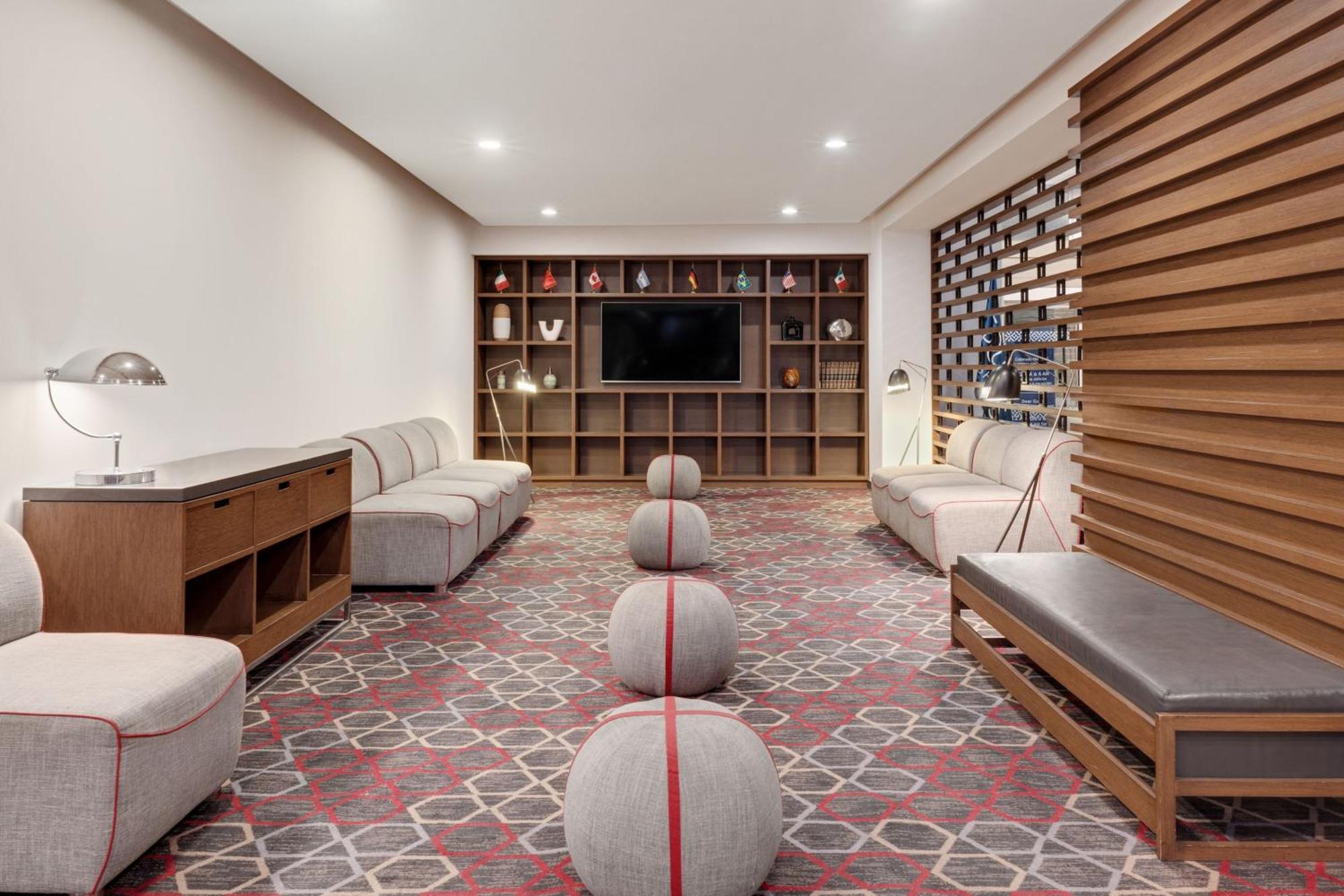 Four Points By Sheraton Galerias Monterrey Exterior photo The lounge at the airport