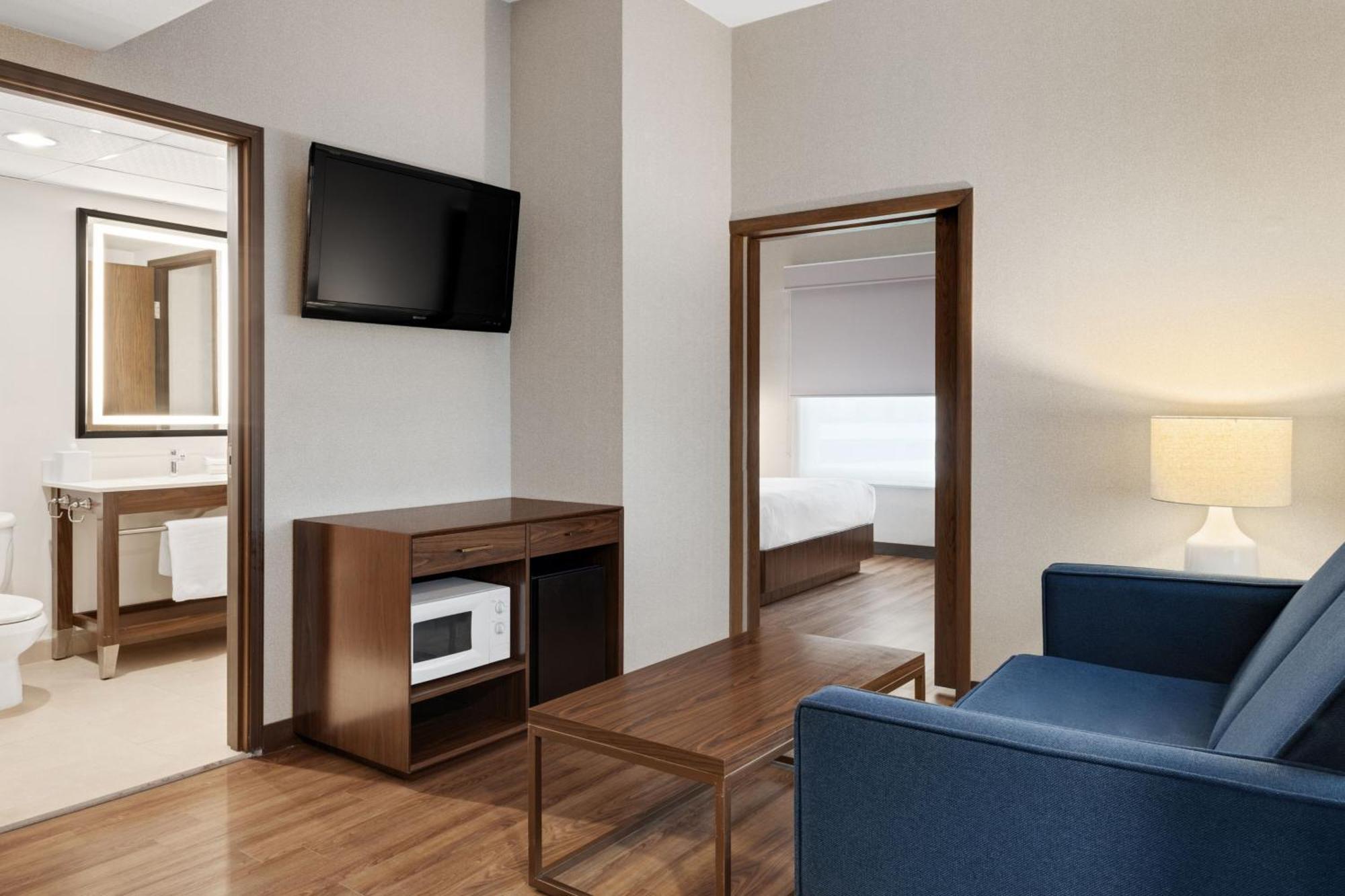 Four Points By Sheraton Galerias Monterrey Exterior photo A suite at the Hilton Garden Inn in San Francisco